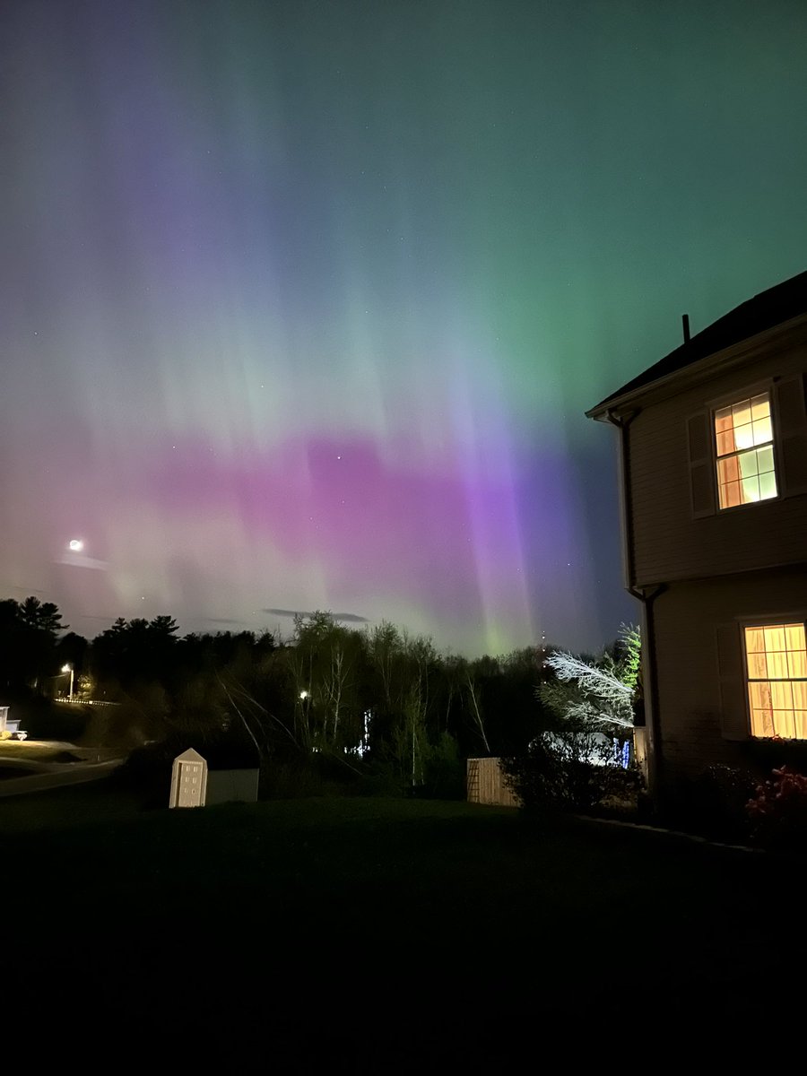 Second time in a month while looking at the sky: “I’ve never seen anything like this before!” #mewx #Maine #Aurora @NWSGray