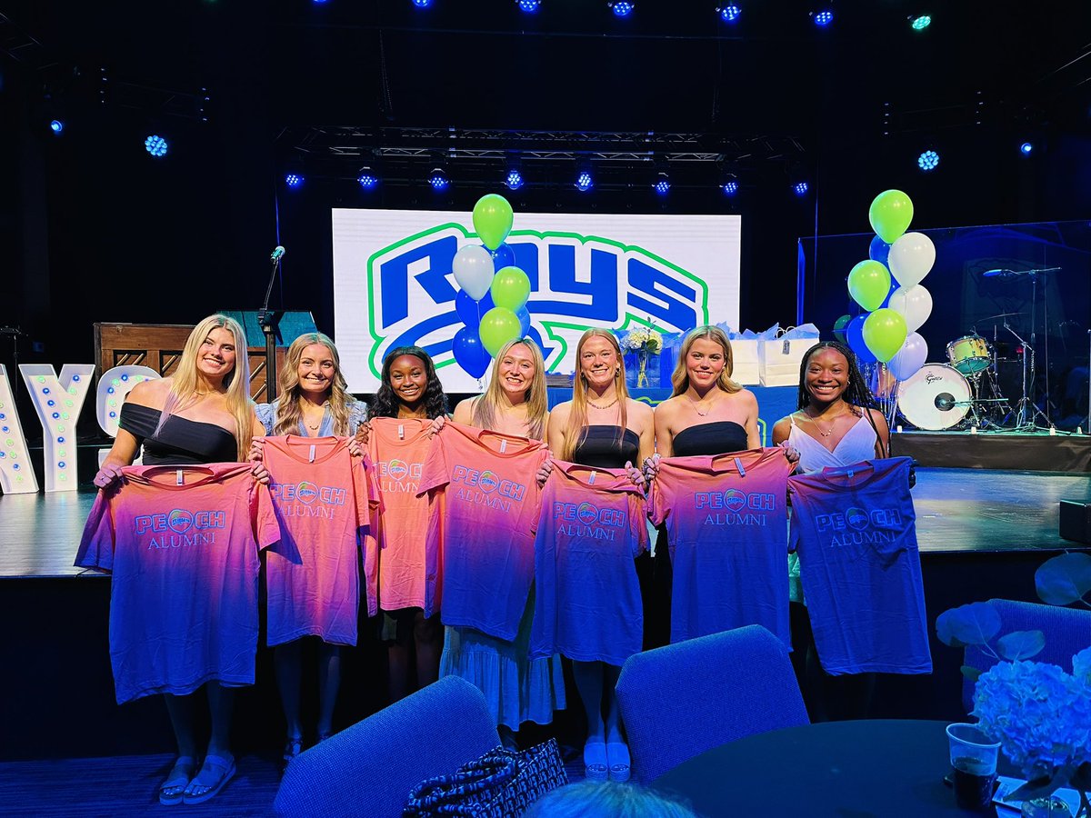 Peach_Rays's tweet image. Loved celebrating our Seniors tonight!! Go be great babygirls… we love you forever!! 💕🍑