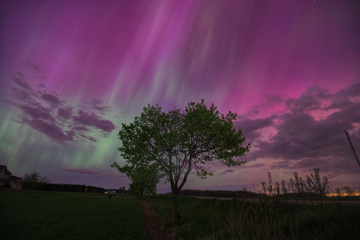 Uhhhhh. Wow! North of Alma now. @weathernetwork #aurora