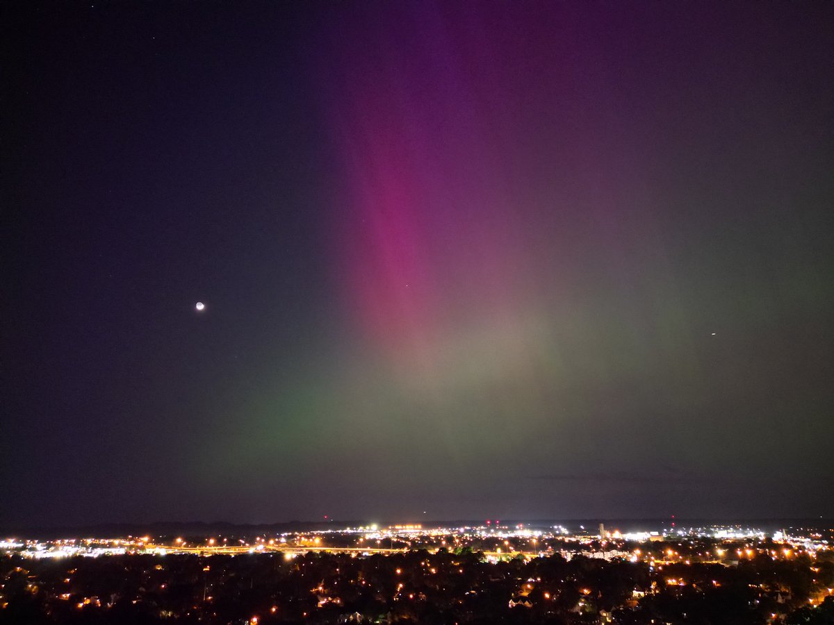 wurstc's tweet image. Northern Lights over Sylvan Park, West Nashville, Tennessee.  @WSMV @NC5 @ShelbyvilleWx @NashSevereWx @NC5_LelanStatom