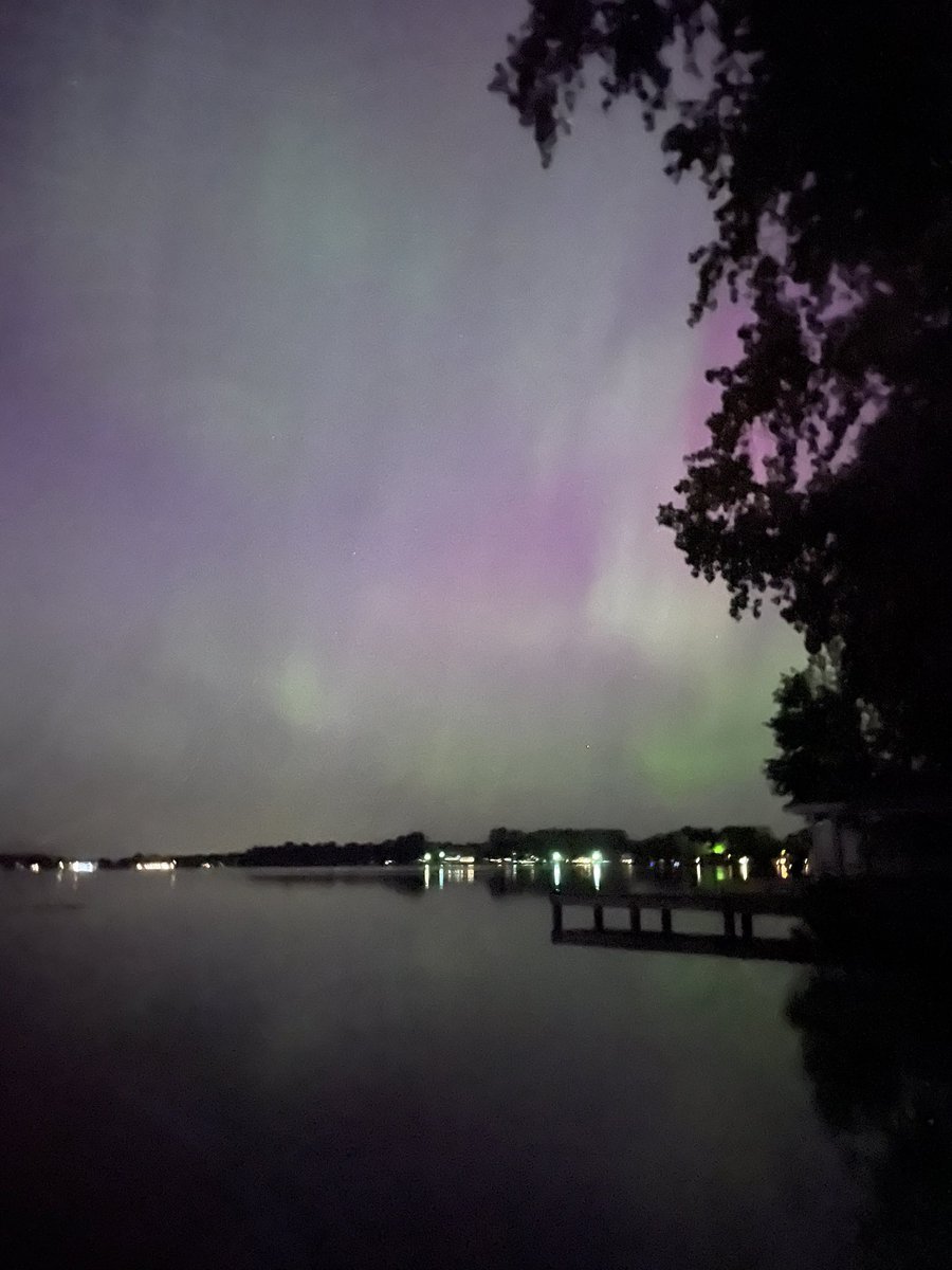 KNeimeister's tweet photo. Northern lights at the lake    #beautiful https://t.co/jVOHT8XIUR