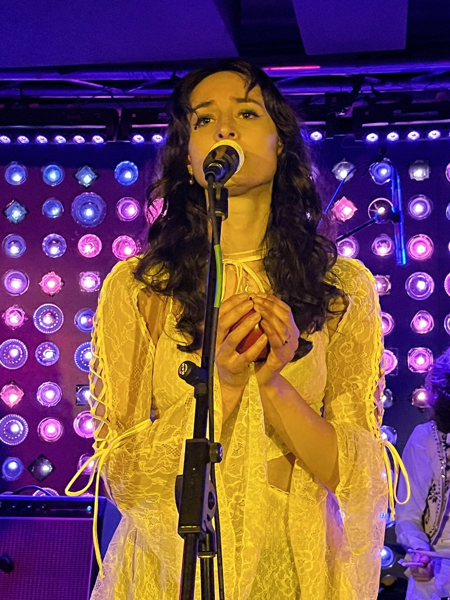 Elizabeth Barra casting a spell at @BabysAllRight during Camp Saint Helene’s record-release show. Dramatic, colorful stuff, played to an adoring crowd. #livemusic
