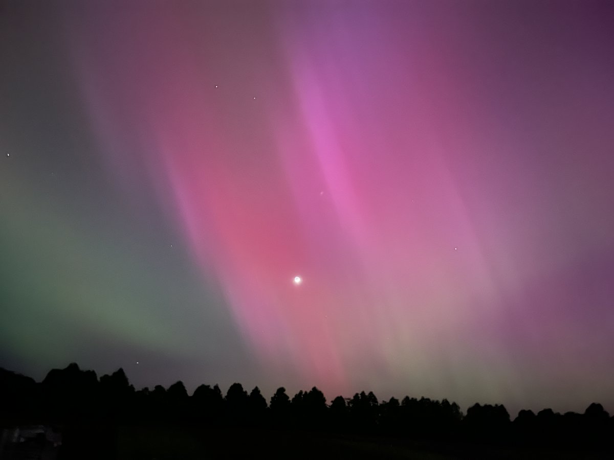 Northern Lights showing up now at NWS Jackson, KY. How's it looking in your neighborhood? We found it was easier to view through our phone cameras. #kywx #ekywx