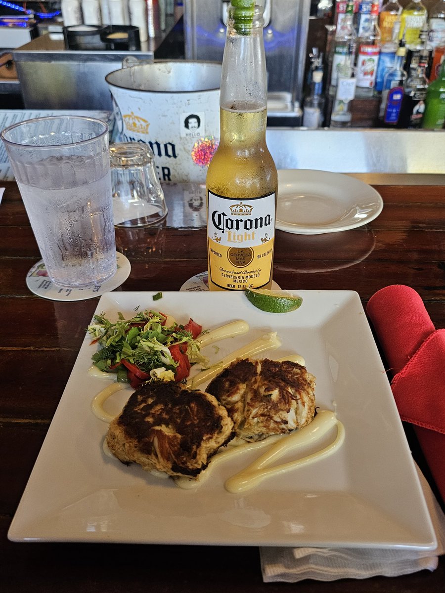 🍻🦀 Excited for happy hour tonight at Conch Republic Seafood Company in Key West! Time to indulge in some delicious crab cakes and wash them down with a cold Corona. Who's joining? #HappyHour #ConchRepublicSeafood #KeyWestEats #CrabCakes #ColdCorona 🌴🍺