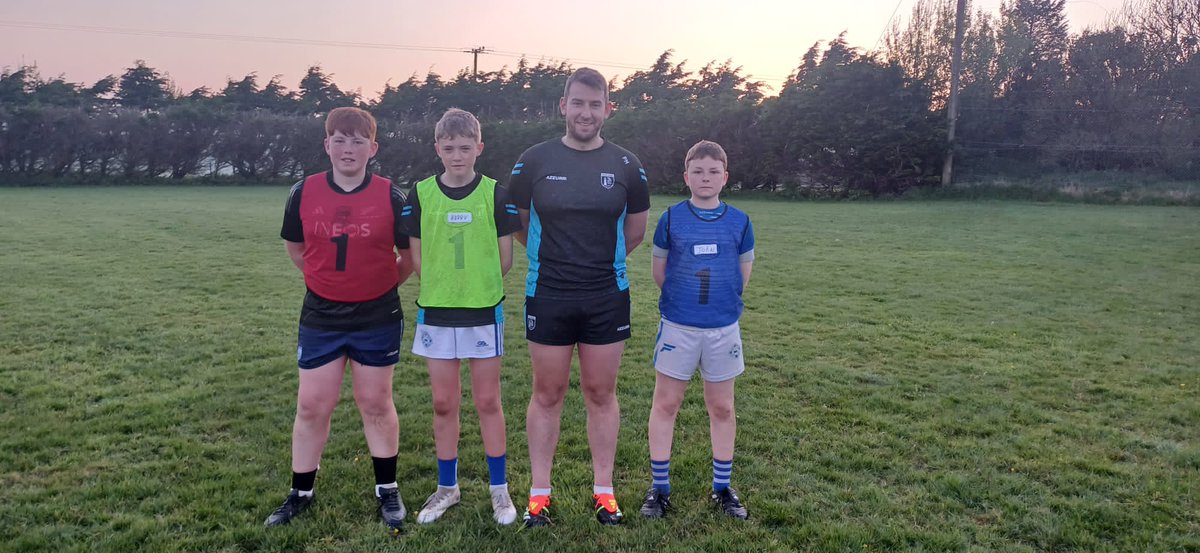 WaterfordGAACG's tweet photo. #DevelopmentSquad Training evening, another busy one! 

Special thanks to @WaterfordGAA football GK @Paudie_Hunt for kindly helping out &amp; taking our U-14 keepers for a very worthwhile session in @BunmahonGAA, much appreciated Paudie by all the players &amp; management 👍✅️⚪️🔵🏐 https://t.co/ge2pWDq9Mu
