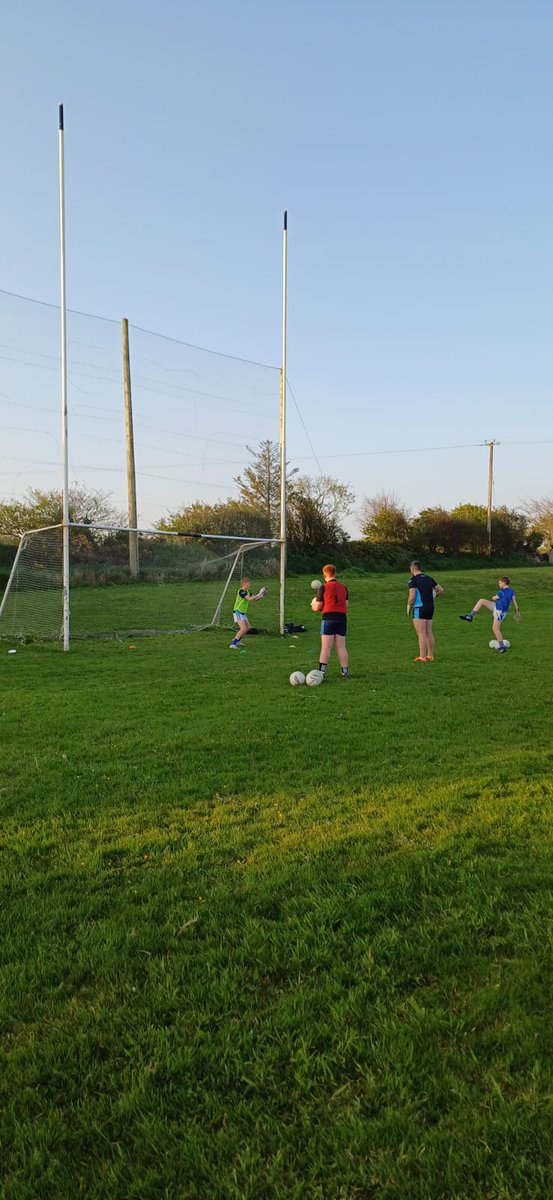 WaterfordGAACG's tweet photo. #DevelopmentSquad Training evening, another busy one! 

Special thanks to @WaterfordGAA football GK @Paudie_Hunt for kindly helping out &amp; taking our U-14 keepers for a very worthwhile session in @BunmahonGAA, much appreciated Paudie by all the players &amp; management 👍✅️⚪️🔵🏐 https://t.co/ge2pWDq9Mu