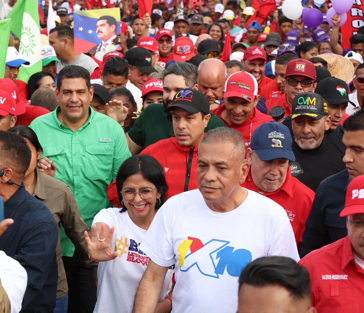 #EsNoticia || Vicepresidenta Ejecutiva @delcyrodriguezv desde el estado Bolívar: En el año 2019, cuando los apellidos le quitaron la electricidad al pueblo, aquí estuvo el pueblo de Bolívar al frente en la batalla. #10May