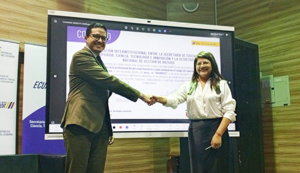 Riesgos_Ec's tweet photo. 📍#Pichincha

En #Quito se firmó el convenio de cooperación interinstitucional entre @EduSuperiorEc y @Riesgos_Ec para instrumentar el proceso de validación del ejercicio profesional del personal bomberil a nivel nacional en control de incendios y operaciones de rescate. https://t.co/BKSmdI8843