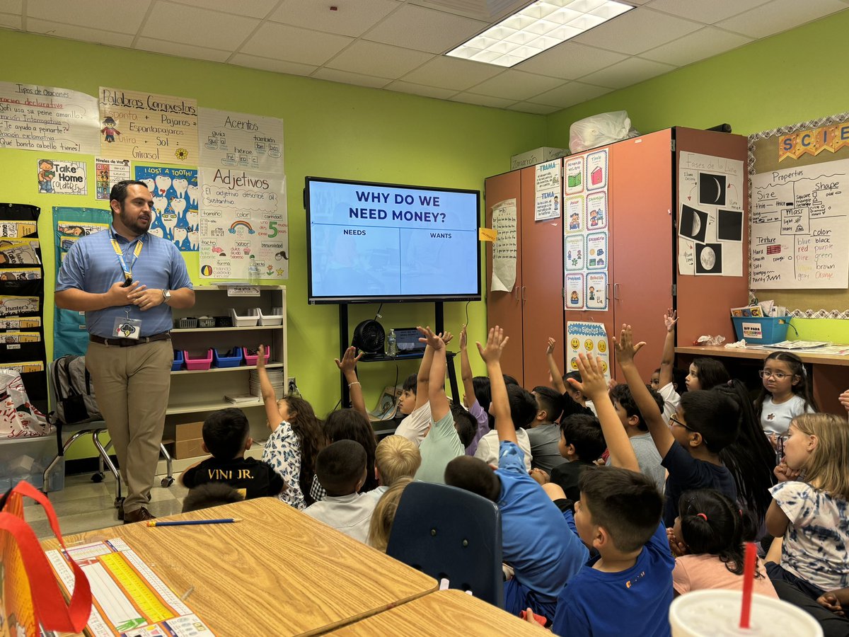 ZachEspeAdvisor's tweet photo. Spent the afternoon over at @OakCrestStinger for their #CareerDay as well!

1st graders learned the concept of budgeting, working as a team and differentiating wants &amp; needs. 💵

🥵A total of two Career Days today! https://t.co/ioxQJjur1j