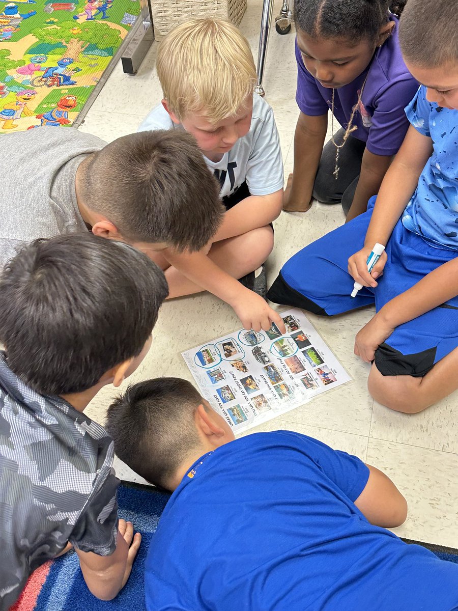 ZachEspeAdvisor's tweet photo. Spent the afternoon over at @OakCrestStinger for their #CareerDay as well!

1st graders learned the concept of budgeting, working as a team and differentiating wants &amp; needs. 💵

🥵A total of two Career Days today! https://t.co/ioxQJjur1j