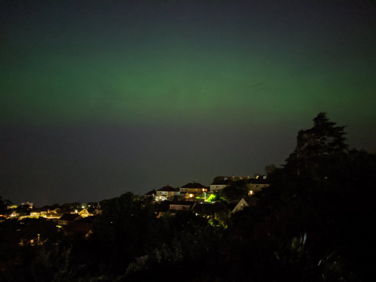 Not our mum clambering around on the roof in her pyjamas because she wanted to see the Aurora but doesn't have any north facing windows 😆🤦🏻‍♀️