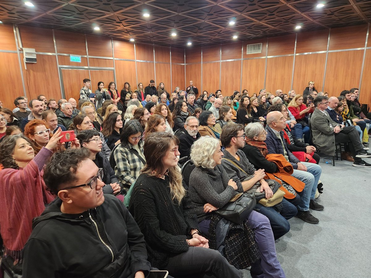 A sala completísima, se está presentando el Vocabulario crítico de las Ciencias de la Comunicación en la @ferialibro 
¡GRAN momento para nuestra disciplina!