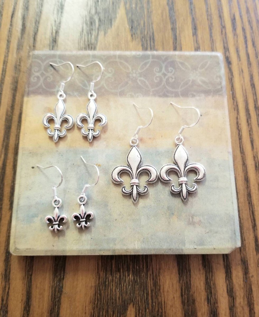 TrendingNowGift's tweet image. Silver Fleur de Lis Earrings 

#jewelry #earrings #fashion #style #womensfashion #fleurdelis #neworleans #paris #france #giftsforher #giftideas #gifts #mothersday #mothersdaygifts #etsy 

simplychicbyangela.etsy.com/listing/140935…