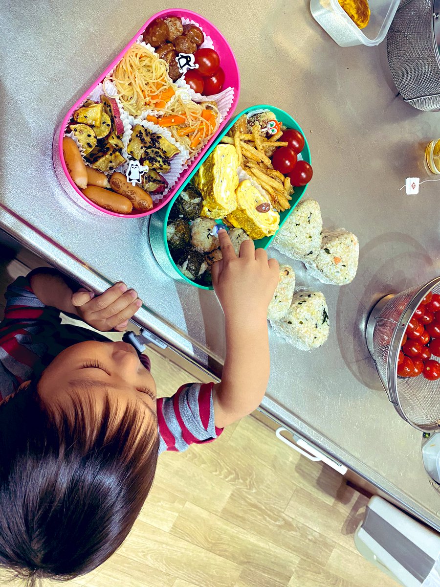 kutisakeCM's tweet photo. たいしたお弁当ではないけど、
3歳児と0歳児の面倒見ながら作ったん��で！明日は久しぶりにコストコ行くから、冷蔵庫の掃除弁当🍱
今日はお天気良いからピクニック🧺 https://t.co/Trf82XIwUq