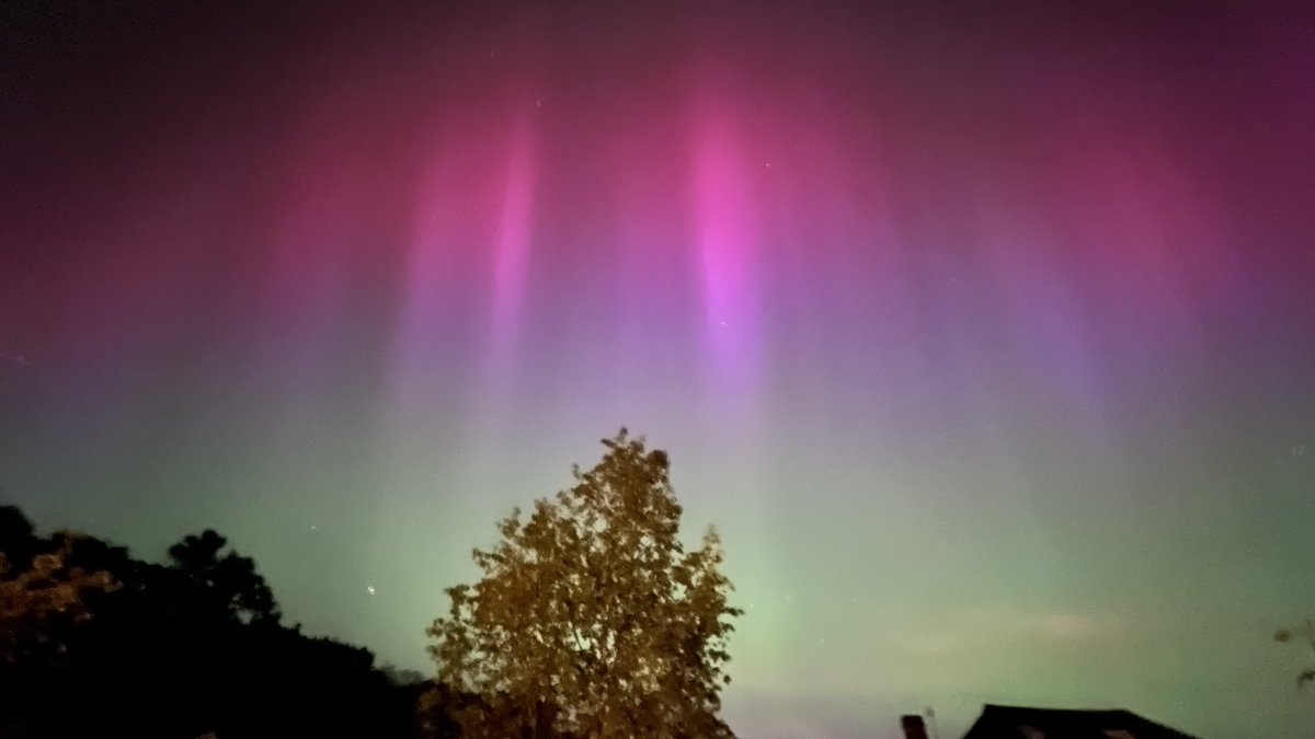 #Reigate if you’re not outside looking up get out now … #aurora