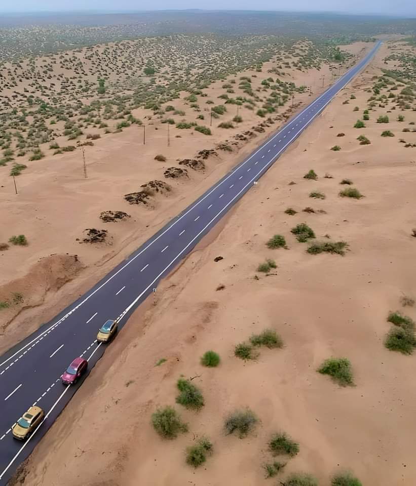 यह रोड़ सऊदी अरब का नही..राजस्थान के
'जैसलमेर' जिला मुख्यालय से तनोटमाता
होते हुए 'सम' तक जाता है 🚩❣️

#MeraDeshBadalRahaHai #EkBharatShreshthaBharat #infrastructure #NayaBharat
 #Expressway #vikshitbharat #makeinindia #rajasthantourism