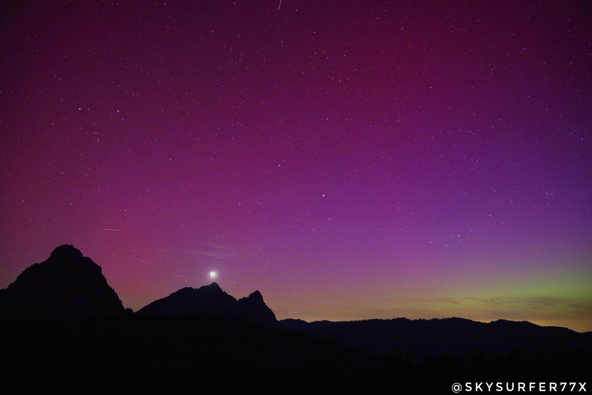 Skysurfer77x's tweet photo. WHAT A SHOW... and it's getting better & stronger every minute #spechless #Aurora #Switzerland #GoOut #LookUp https://t.co/xgI5kYuGKr