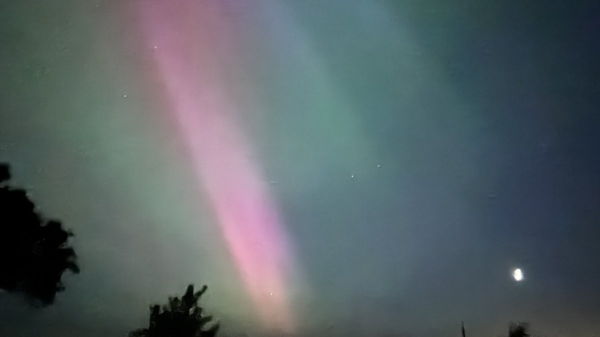 ASTOUNDING Naked Eye Aurora visible RIGHT NOW over Laois. I never thought I’d see a display like this. Bucket list achieved 😍@CarlowWeather @deric_tv @barrabest