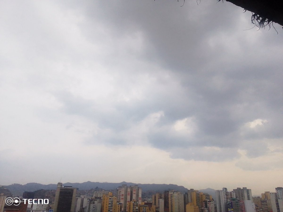 1). Mañana fresca en Caracas hoy sin sol con fuerte bruma