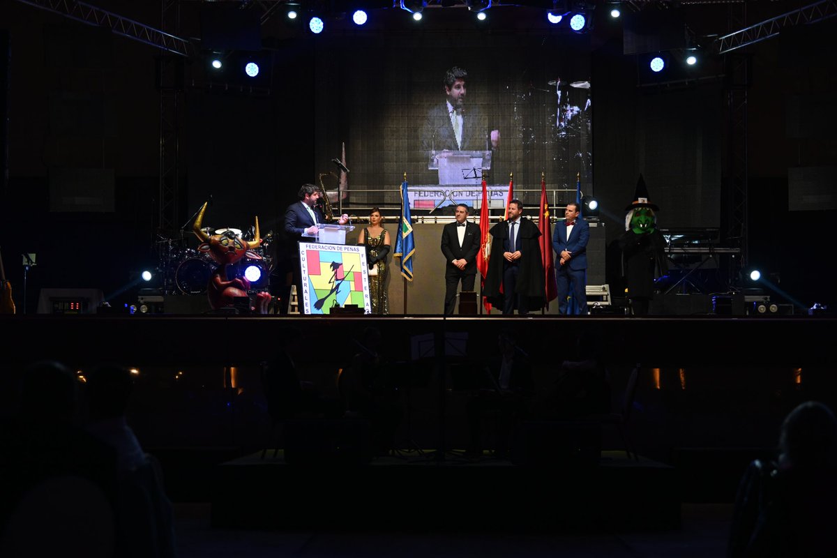 Durante 10 días, Alcantarilla se llenará de color y alegría con las <a href="/FiestasBruja/">Fiestas Bruja</a>.

Hoy, en el nombramiento del Brujo del Año <a href="/yayodelgado/">Yayo Delgado</a>, junto al alcalde <a href="/JBuendiaGomez/">Joaquín Buendía</a>.

👉🏻La #RegióndeMurcia es la mejor tierra del mundo para sentirla y vivirla.