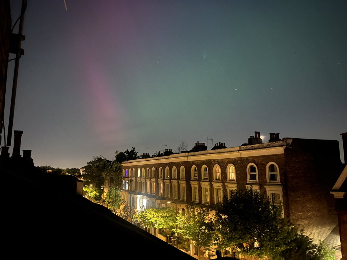 OMG actual #NorthernLights over Hackney. Hope its not some Day of the Triffids thing.