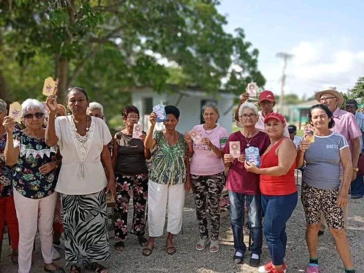 Hasta la casa de abuelos en #Guáimaro #Camagüey   compartimos con los abuelos, celebramos el día de las madres como una gran familia. 
#GuáimaroVaPorMasYConTodos
#PorCamagüeyTodo