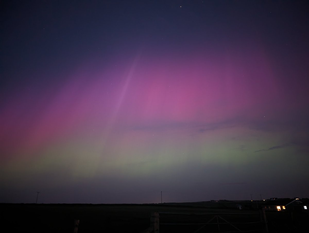 #auroraborealis it's arrived! Visible to naked eye! #Orkney #MerrieDancers #NorthernLights