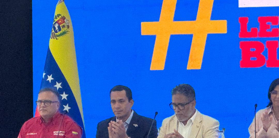 jdavidcabello's tweet photo. Hoy #10May siguiendo instrucciones el Pdte. @NicolasMaduro me encuentro en el estado #Bolívar, junto a la vicepresidenta @DelcyRodriguezV a fin de sostener reunión con los empresarios en el Consejo Regional de Economía Productiva de la Patria. https://t.co/osmQNicuF2