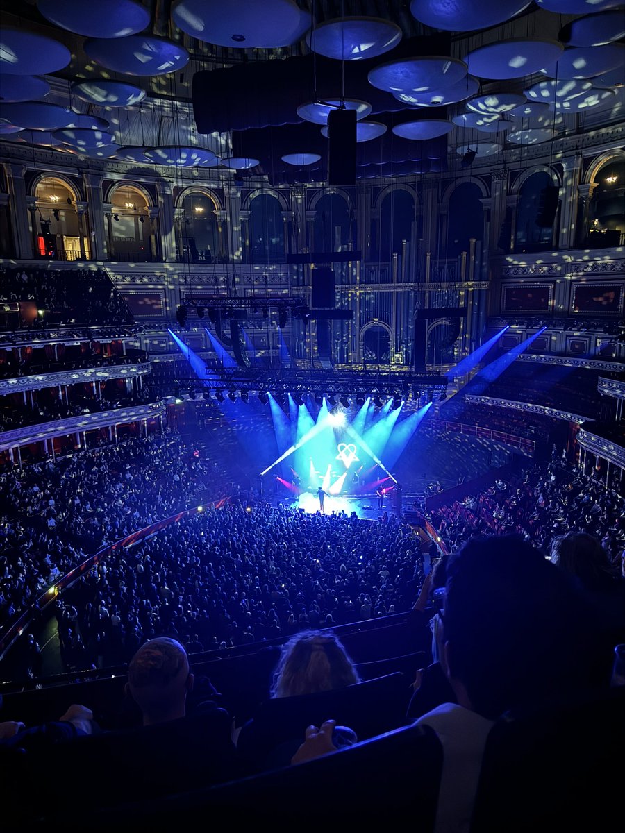 Hayatım boyunca gittiğim en kötü konser Ville Vallo konseriydi. Mehmet’e nostalji olsun diye aldigim konsere kendisi gelemedi. Yerine gelen arkadaşım Fransız, türkü aşığı ve bağlama çalıyor 😂 Olan ona oldu, adam her açıdan detone oldu, Royal Albert Hall’da ses ayarını…