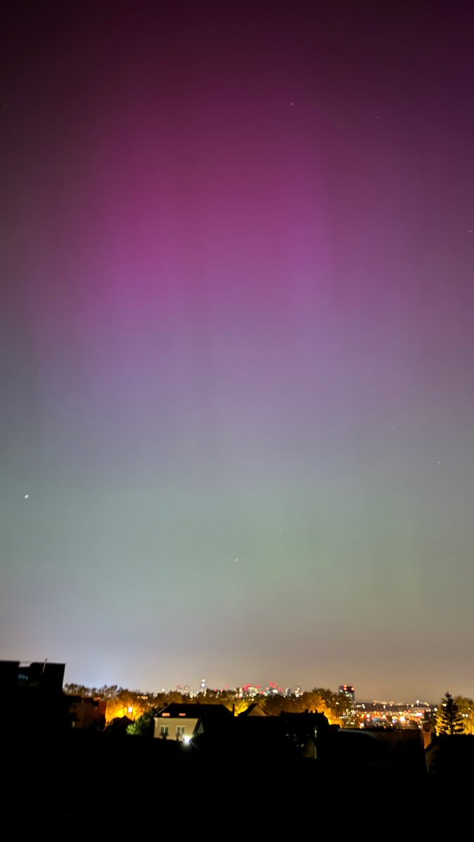 L’activité reprend au dessus de Paris, plein Nord et plein Ouest! On les distingue à l’œil nu 🤩
#aurora #aurore #auroreboreale #paris #issylesmoulineaux