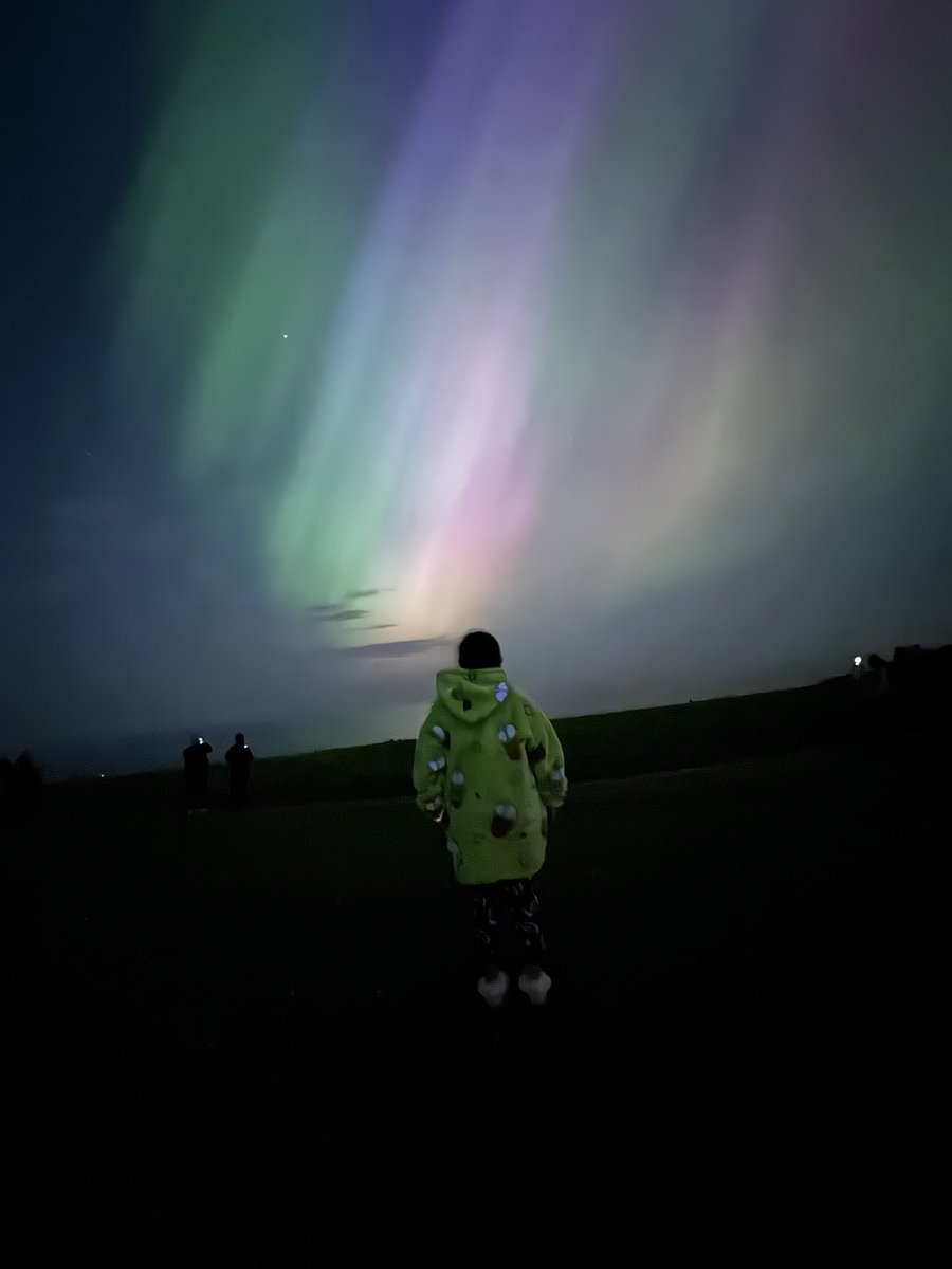 This is just incredible and that’s my daughter looking out over the North Sea @SouthShieldsUK #aurora #southshields