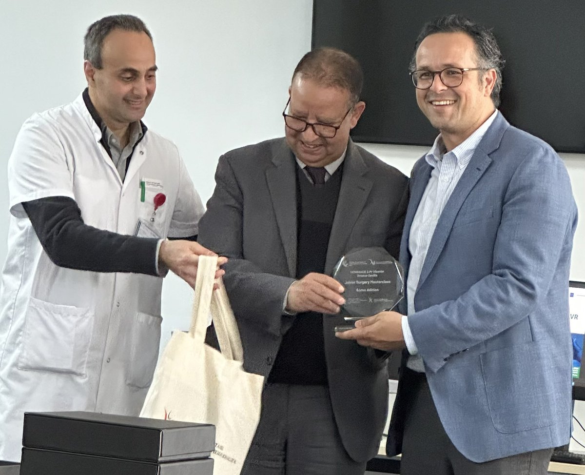 An incredible achievement- Junior Surgery Masterclass award presented to @vicenteorozco2 at @UM6SS #Casablanca #SurgeryExcellence #AortaEd #DeBakeySurgeon