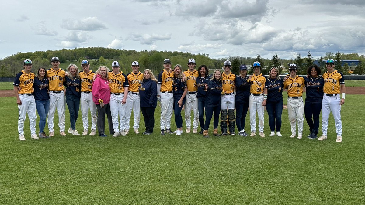 We 🫶 Our Seniors #ClassOf2024 @vshsbaseball Seniors with their Families and Coaching Staff! 🤜💥🤛