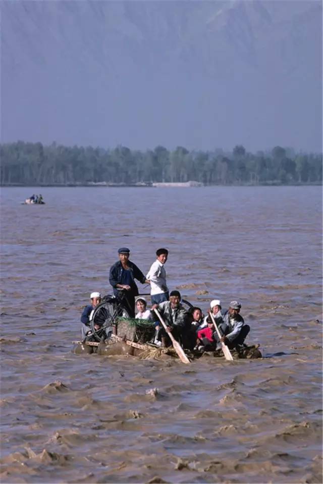 1980年，宁夏中卫。用羊皮筏过河。
摄影：久保田博二