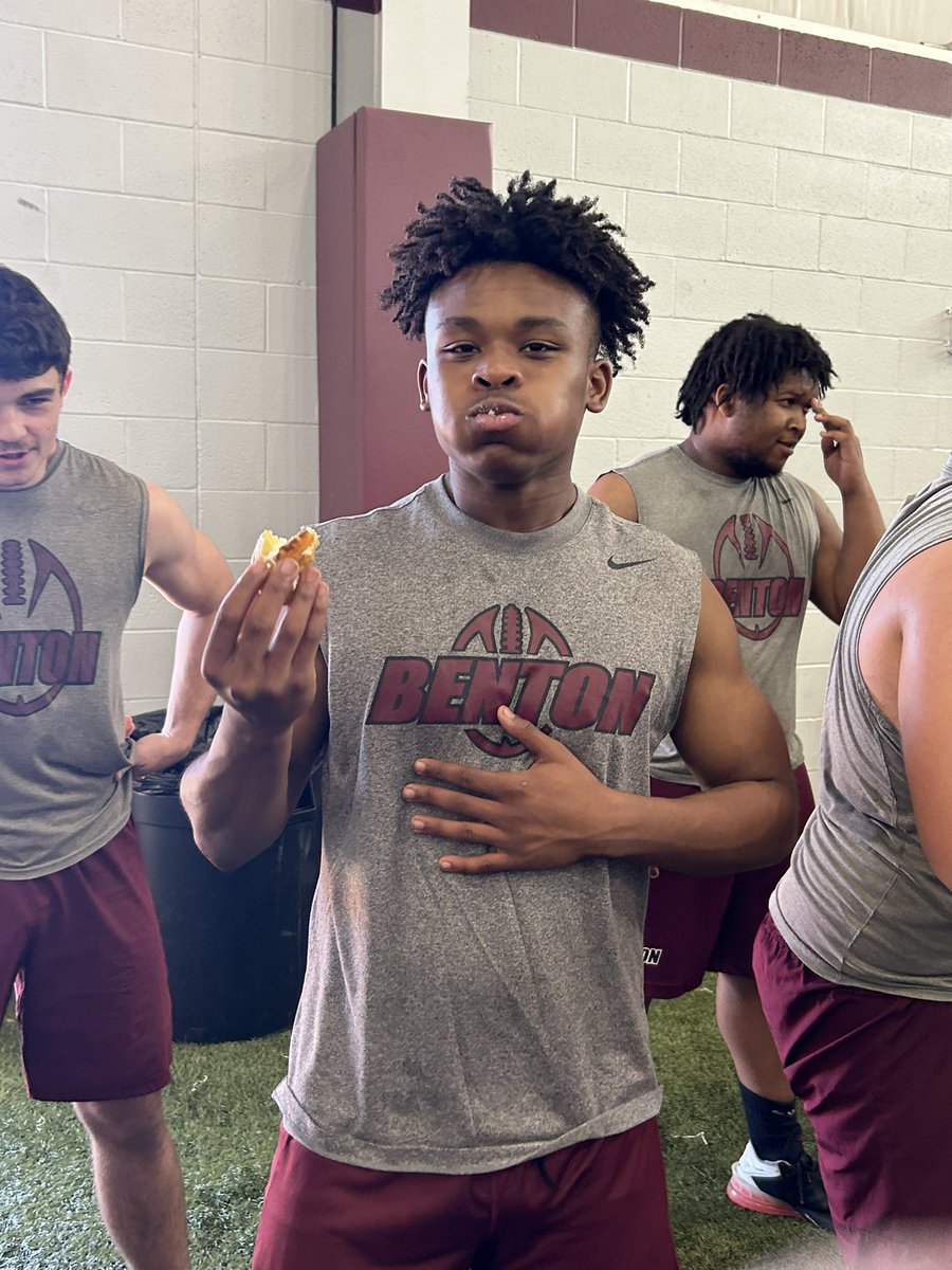 coachofpdc's tweet image. Finished the week off with a Twinkie Eating Competition! Learn to compete at everything you do in life! #EAT #AlwaysHaveFun #Benton💪🏼 @BentonTDClub