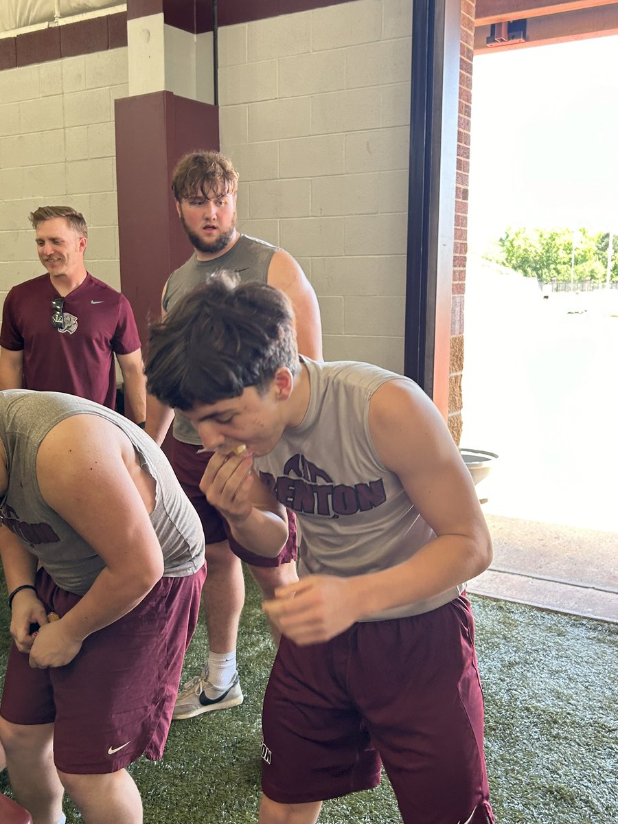 coachofpdc's tweet image. Finished the week off with a Twinkie Eating Competition! Learn to compete at everything you do in life! #EAT #AlwaysHaveFun #Benton💪🏼 @BentonTDClub