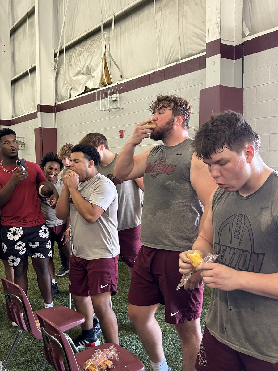 coachofpdc's tweet image. Finished the week off with a Twinkie Eating Competition! Learn to compete at everything you do in life! #EAT #AlwaysHaveFun #Benton💪🏼 @BentonTDClub