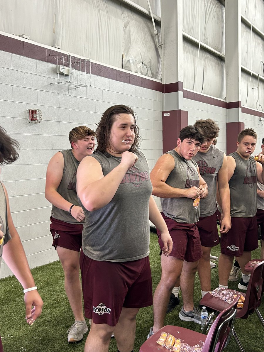 coachofpdc's tweet image. Finished the week off with a Twinkie Eating Competition! Learn to compete at everything you do in life! #EAT #AlwaysHaveFun #Benton💪🏼 @BentonTDClub
