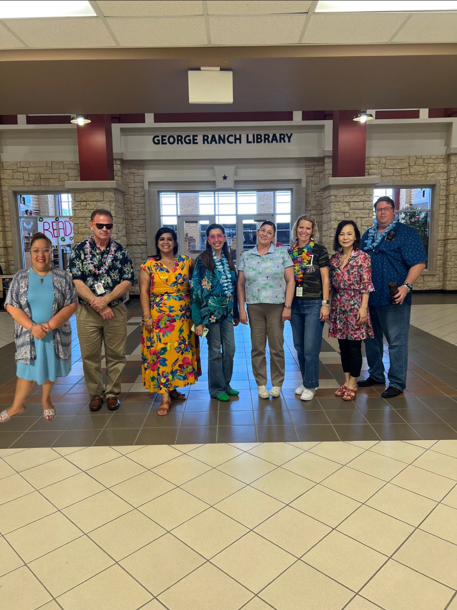 Aloha from the LOTE department!! Haters will say @ProfeMarcano was photoshopped in. 😂😂 #WeAreGR