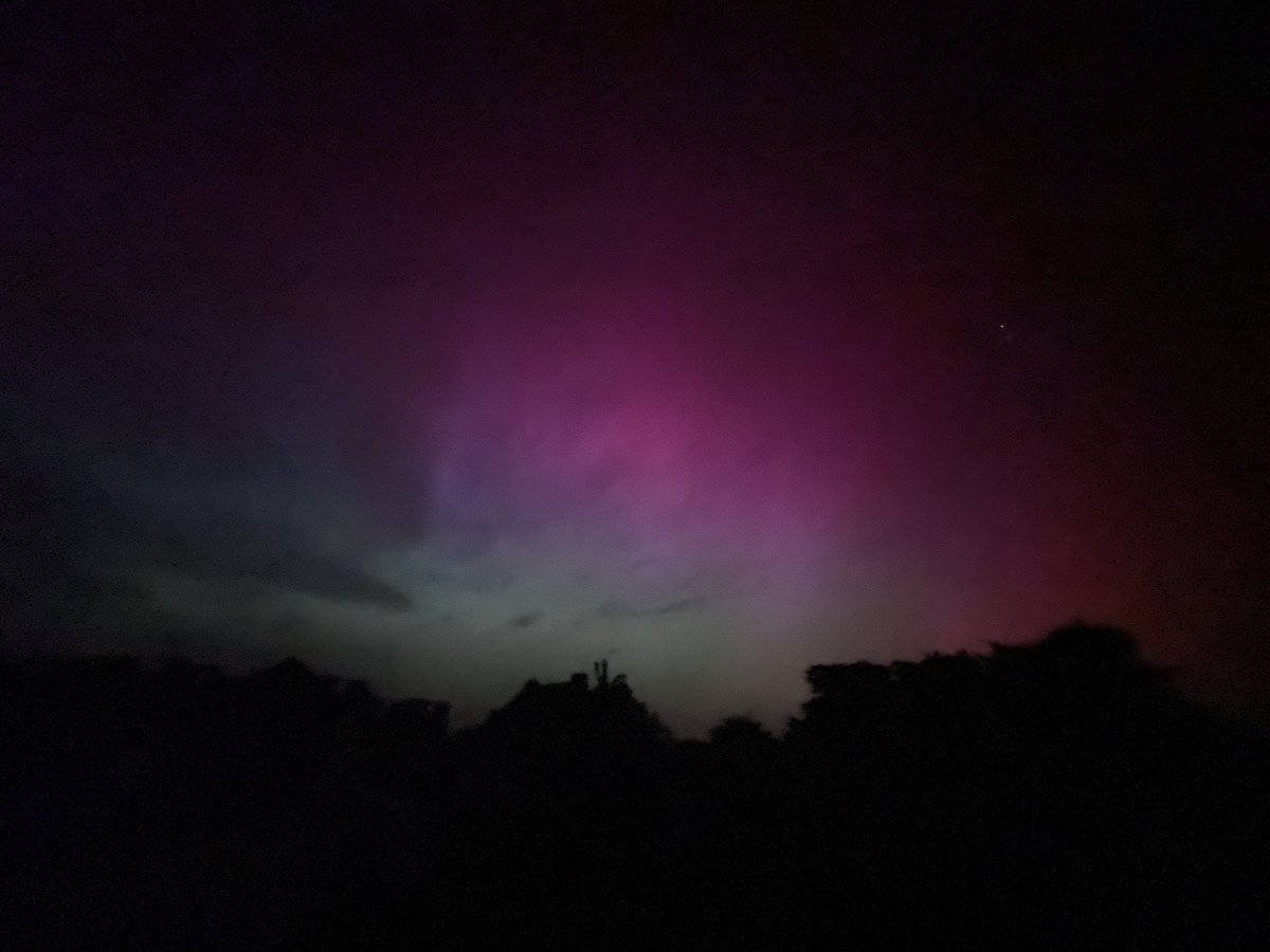 BaptisteOhanes's tweet photo. Aurora ongoing in France ! 🥲 https://t.co/MenFiNd5Sc
