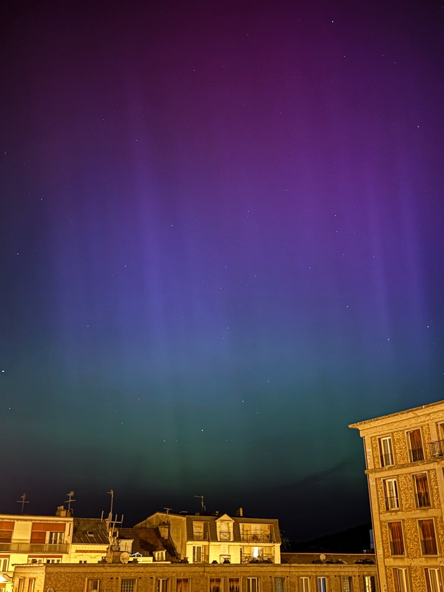 🌌 Spectacle céleste inattendu à Vernon ! Après une puissante tempête solaire, le ciel s'est paré de couleurs éblouissantes. Les aurores boréales, rarement vues aussi au sud, étaient visibles ce soir. N'oubliez pas de lever les yeux vers le nord et d'utiliser le mode nuit de