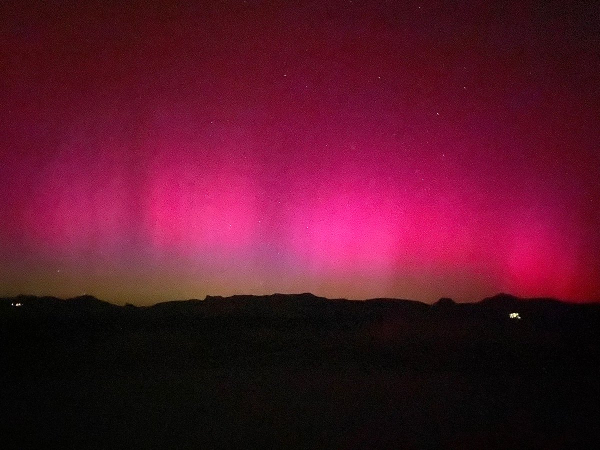 Espectacular avistamiento de una aurora boreal desde el Castillo de Montearagón en Huesca 👇👇👇 eldiariodehuesca.com/actualidad/esp…