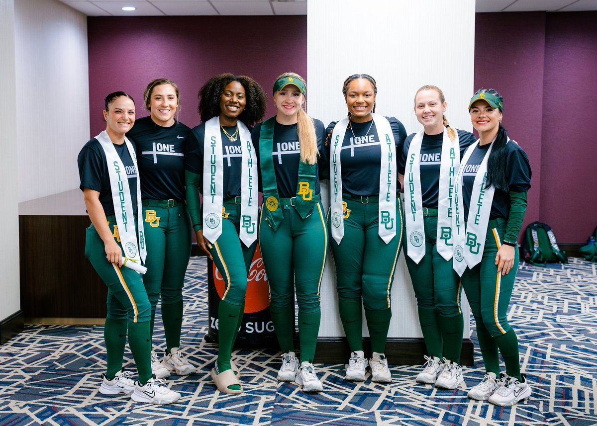BaylorSoftball's tweet photo. When you can’t be at graduation, you create your own 🤩

#SicEm | #andONE https://t.co/hhxy4Q69hX
