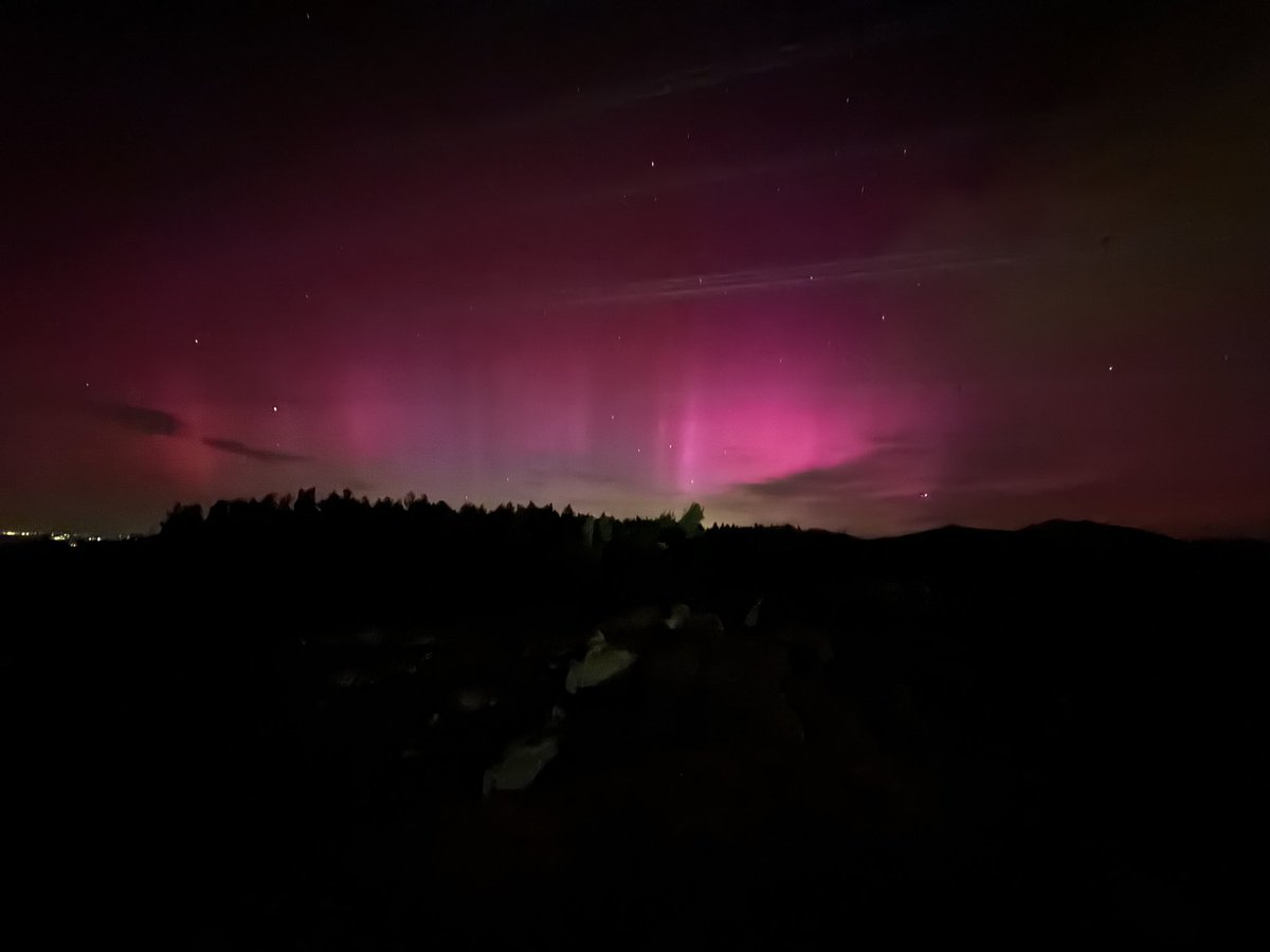 Desde la sierra de Madrid ahora mismo #auroras <a href="/rtvenoticias/">RTVE Noticias</a>
