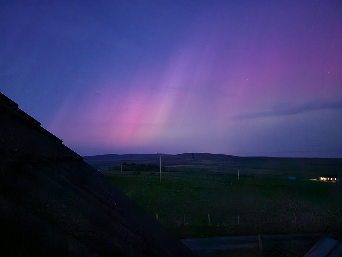 No way!
I have never seen the Northern Lights looking south or south West.
Large aurora storm in progress. Might be worth looking out if you live further south.
#Auroraborealis #Orkney