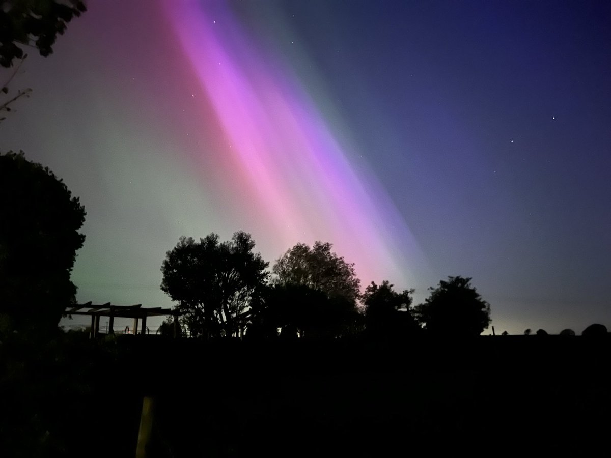 Holy shit. This is outside my house right now. #northernlights