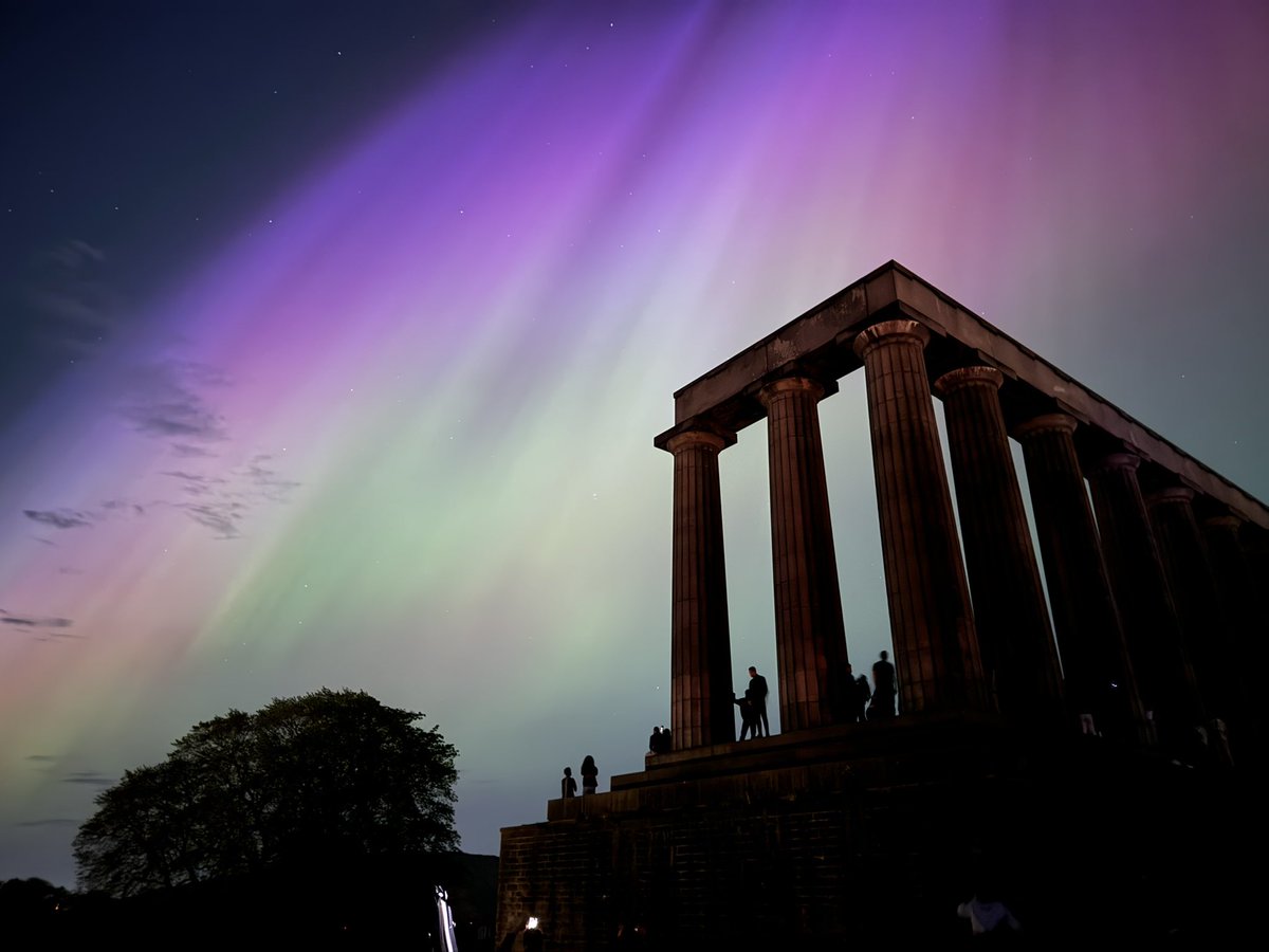 Edinburgh feels like a different planet tonight Incredible #aurora
