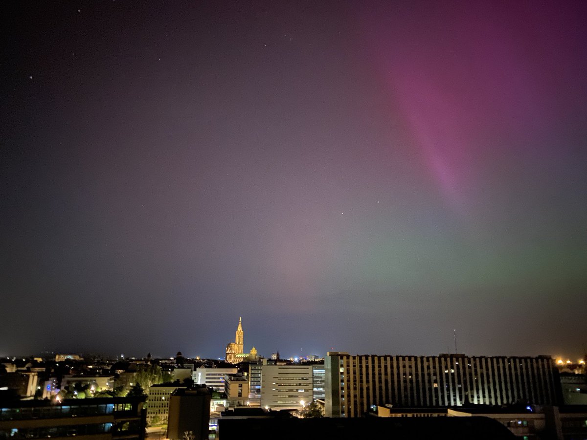 Aurora borealis dans le ciel ce soir au-dessus de Strasbourg. Cc ⁦@dnatweets⁩