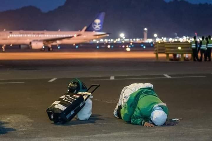 Upon arriving at the airport in Madinah, an Indonesian woman was so overwhelmed with emotion that she prostrated to God in gratitude, shedding tears of joy.❤️