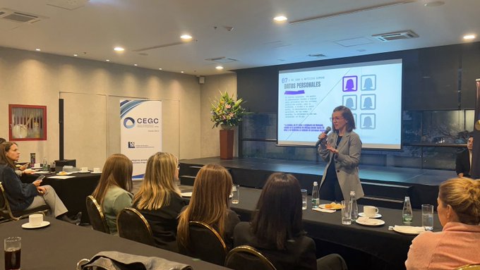 aromerollyc's tweet photo. Orgullosos de presentar #THEPURPLECHECK a mujeres líderes de @CESA_edu con mi colega @mesteveh .
Esta herramienta busca tratar justamente la información sobre violencia de género, reduciendo brechas de desigualdad. Únete a nuestra lucha por la equidad. https://t.co/Fb2yfBdUIi https://t.co/IJNdkL8Y1n